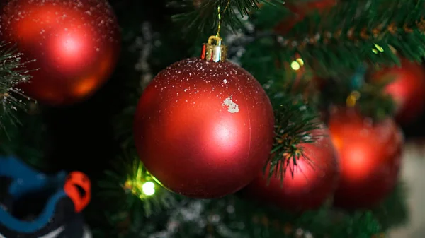 Weihnachtsschmuck Weihnachtsbaum Roter Ball — Stockfoto