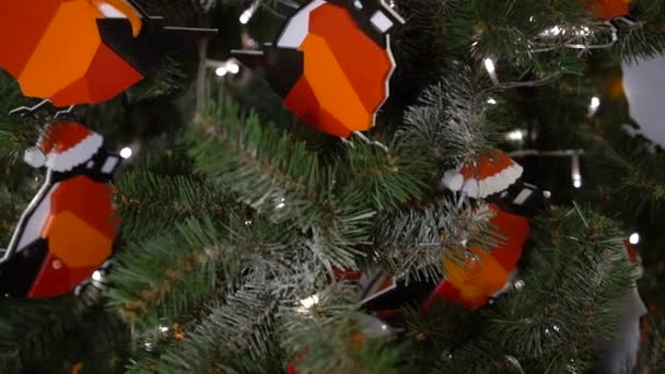 クリスマスツリー上のクリスマスの装飾 パズルからのブルフィンチ — ストック動画