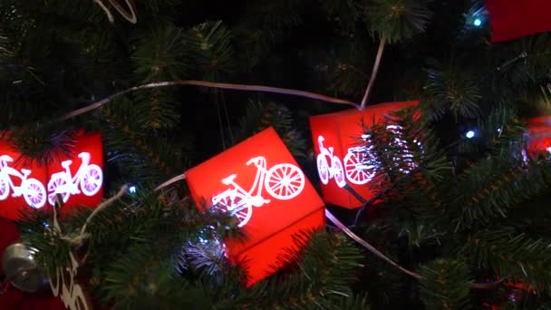 Kerstversiering Kerstboom Gloeiende Kubus Met Geschilderde Fiets — Stockvideo