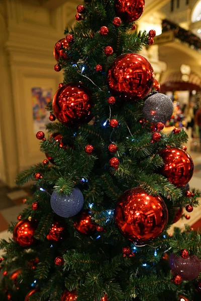 Noel ağacında Noel süslemeleri. Kırmızı top.