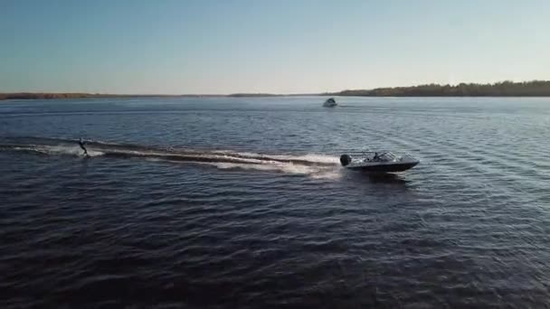 Barco a motor tira de un wakeboard — Vídeo de stock