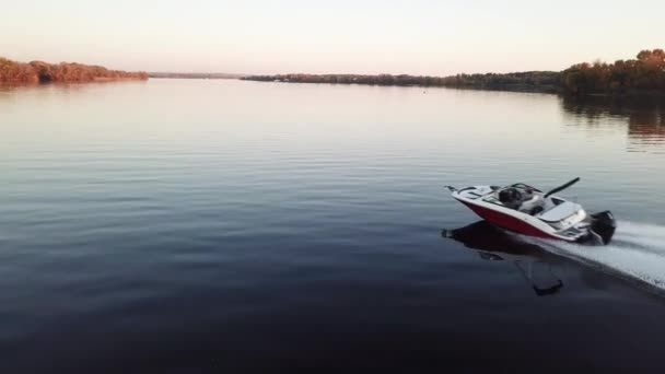 Barco a motor flotando en el río al atardecer — Vídeo de stock