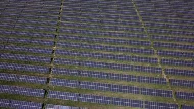  Güneş panelleri olan büyük alan