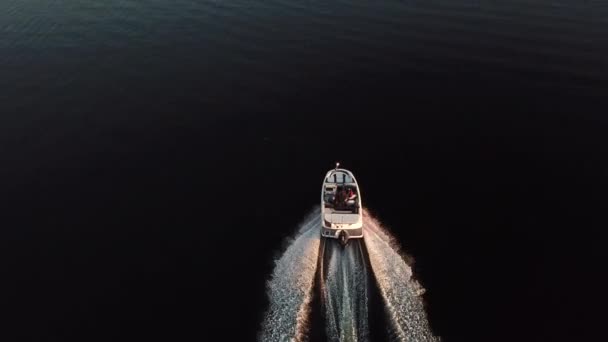 在黑水中航行的船 — 图库视频影像