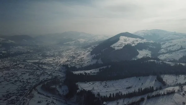 Invierno paisaje nieve montañas vista aérea volar sobre — Foto de Stock