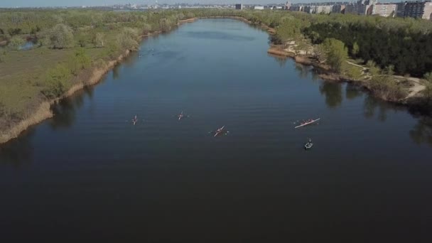 Légi turisták sorakozó a folyón — Stock videók