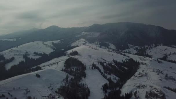 Invierno paisaje nieve montañas vista aérea volar sobre — Vídeo de stock