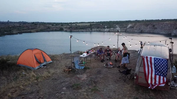 Turist kamp şenlik ateşi, lokum kızartma