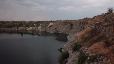 Hava Görüntülü Su ve Taş Kayalar