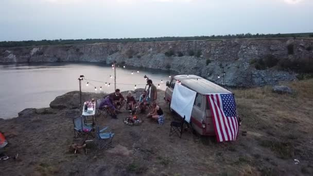Turisté smažení marshmallows na kemp táborák — Stock video