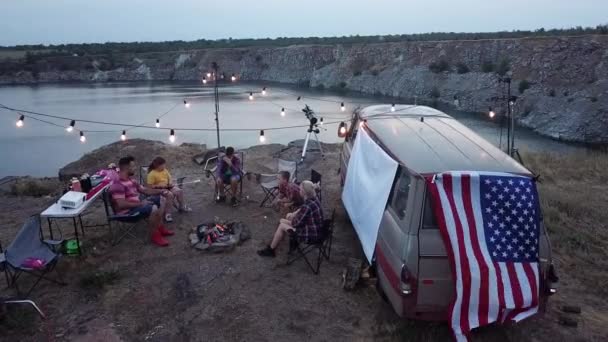 Pessoas com crianças fritando marshmallows no acampamento fogueira — Vídeo de Stock