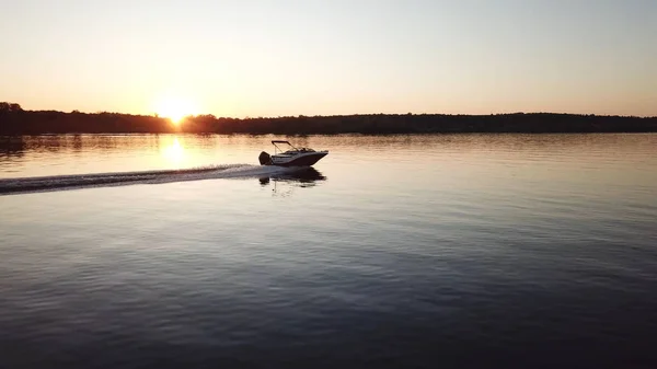 Motoscafo galleggiante sul fiume al tramonto — Foto Stock