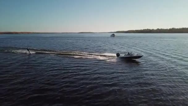 Barco a motor tira de un wakeboard — Vídeo de stock