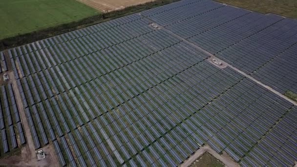 Campo grande con paneles solares — Vídeo de stock