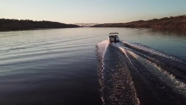 Motorówka pływająca po rzece o zachodzie słońca — Wideo stockowe