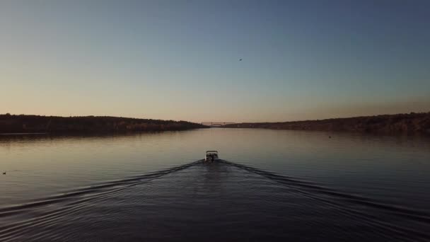 Motoscafo galleggiante sul fiume al tramonto — Video Stock