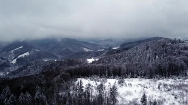 Hermoso paisaje con picos de montaña cubiertos de nieve y nubes — Vídeo de stock