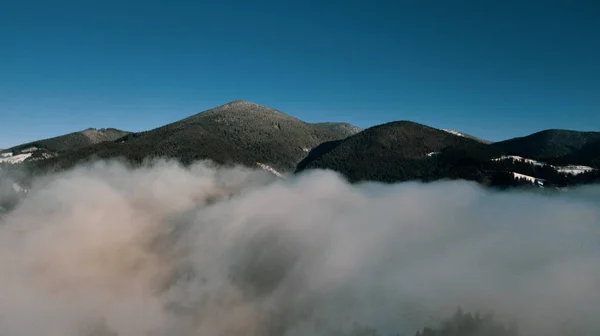 Wunderschöne Landschaft mit schneebedeckten Berggipfeln und Wolken — Stockfoto