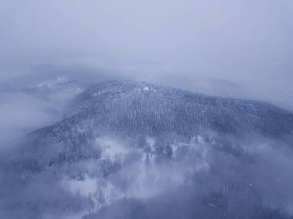 Красивый пейзаж с горными вершинами, покрытыми снегом и облаками — стоковое фото