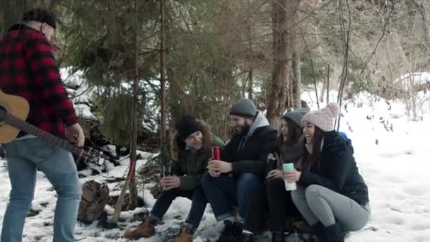 Groep vrienden van toeristen aan het praten in het bos — Stockvideo