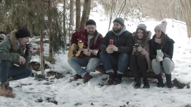 Група друзів туристів, які розмовляють у лісі — стокове відео