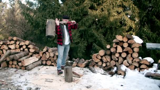 Σκληρός ξυλοκόπος που κόβει ξύλα στο χειμερινό δάσος — Αρχείο Βίντεο