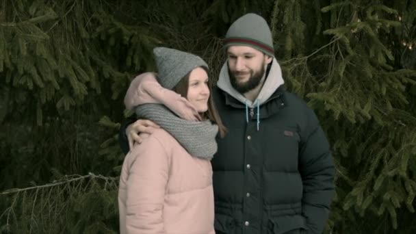 Casal jovem está sentado na floresta e falando — Vídeo de Stock