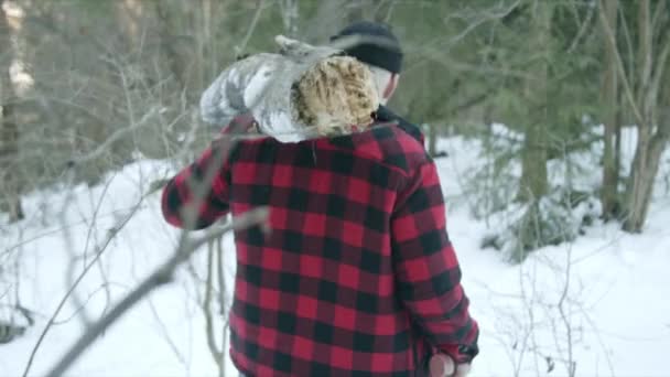 Surový dřevorubec kráčí zimním lesem — Stock video