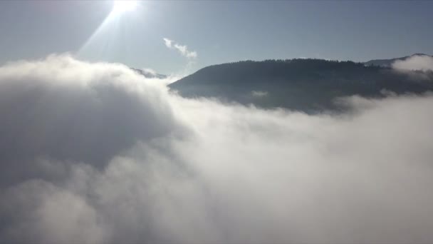 Beau paysage avec des sommets de montagne couverts de neige et de nuages — Video