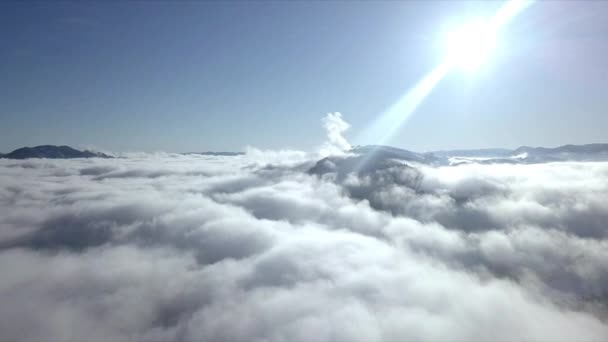 雪と雲に覆われた山の峰が美しい風景 — ストック動画