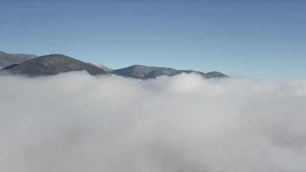 Prachtig landschap met bergtoppen bedekt met sneeuw en wolken — Stockvideo