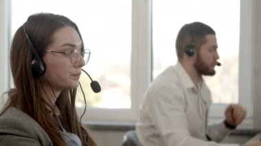 Genç bayanın ofiste iş görüşmesi var.