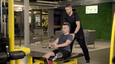 Beden eğitimi hocası olan engelli bir genç.