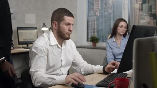 Mitarbeiter diskutieren ein Thema im Büro — Stockvideo
