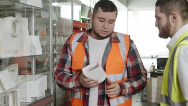 Jóvenes arquitectos revisando piezas de plástico — Vídeos de Stock