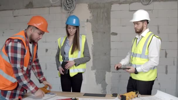 Junge Architekten diskutieren über Baustelle — Stockvideo