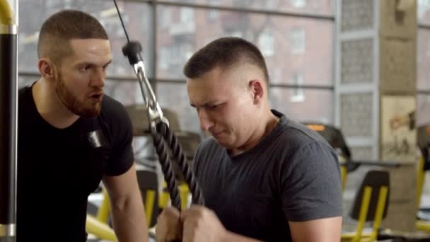 Junger Mann von Trainer beim Training im Fitnessstudio angeschrien — Stockvideo