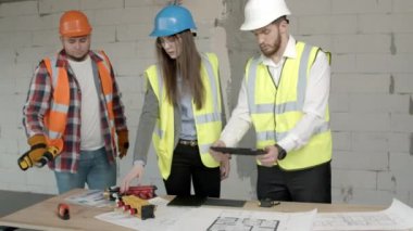 Genç mimarlar ve teknisyenler tartışıyorlar