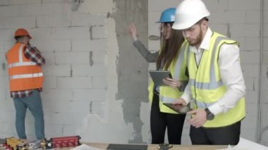 Genç mimarlar ve teknisyenler tartışıyorlar