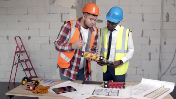 Jóvenes arquitectos inspeccionan nuevos equipos — Vídeo de stock