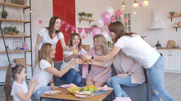 Bebek partisinde kadeh kaldıran genç kadınlar