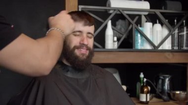 Boyun temizleyici ile müşterinin berber yüzü