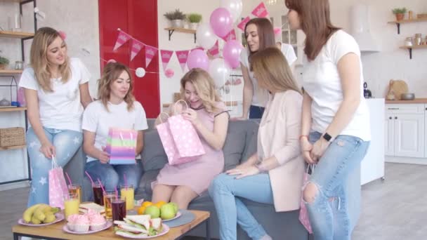 Přítel dává dárek těhotné ženě — Stock video