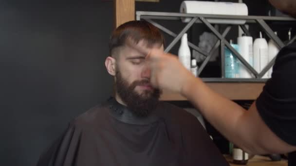 Berber erkek müşterinin saçını kesiyor. — Stok video