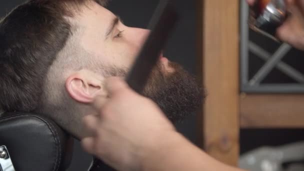 Barber trimming beard of client — Stock Video