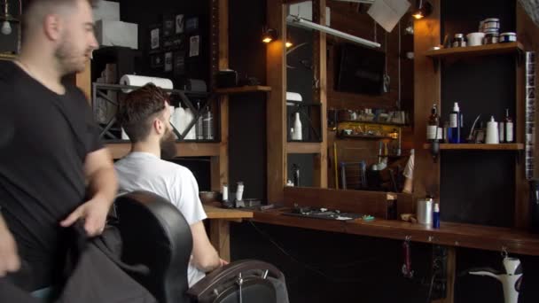 Friseur deckt Kundin mit Plastikfolie ab — Stockvideo