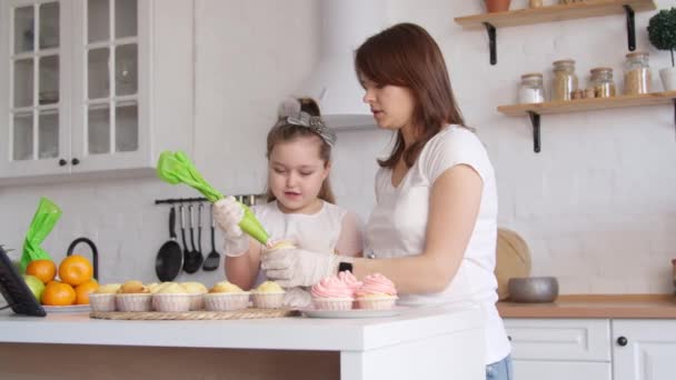 Madre e hija glaseado cupcakes — Vídeo de stock