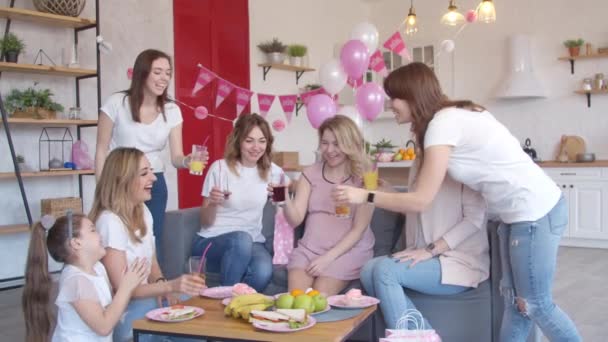 Mujeres tostadas en fiesta de baby shower — Vídeos de Stock