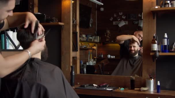Barbiere taglio capelli del cliente maschile — Video Stock