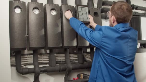 Jonge ingenieur controleert manometers — Stockvideo